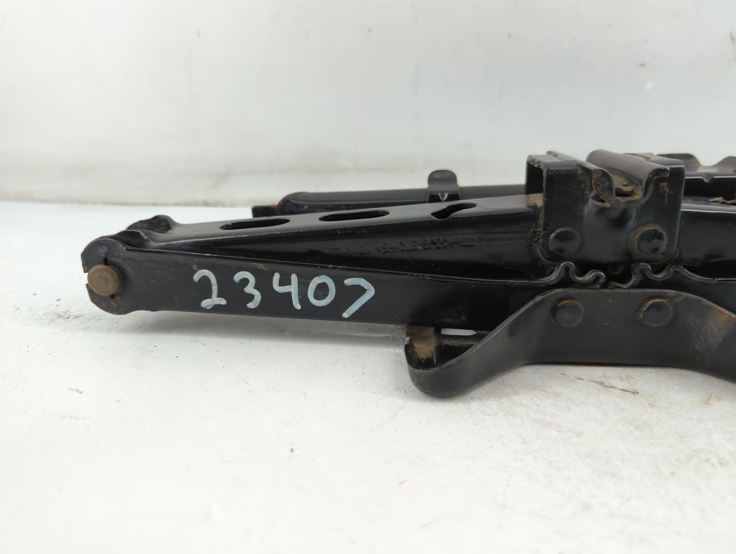 2009 Saturn Vue Spare Scissor Car Jack - Oemusedautoparts1.com