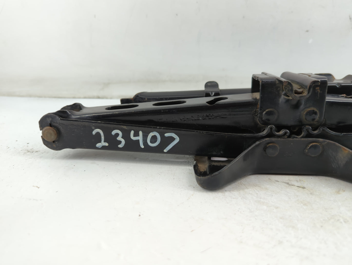 2009 Saturn Vue Spare Scissor Car Jack - Oemusedautoparts1.com