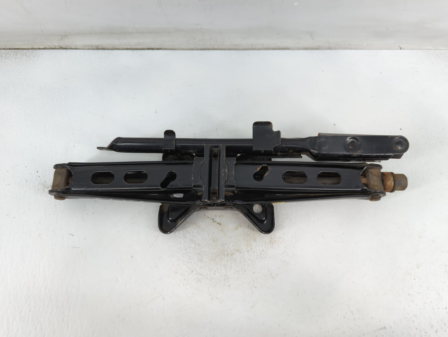 2009 Saturn Vue Spare Scissor Car Jack - Oemusedautoparts1.com