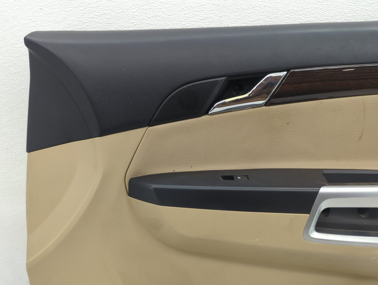 2009 Saturn Vue Front Right Passenger Interior Door Panel Trim - Oemusedautoparts1.com