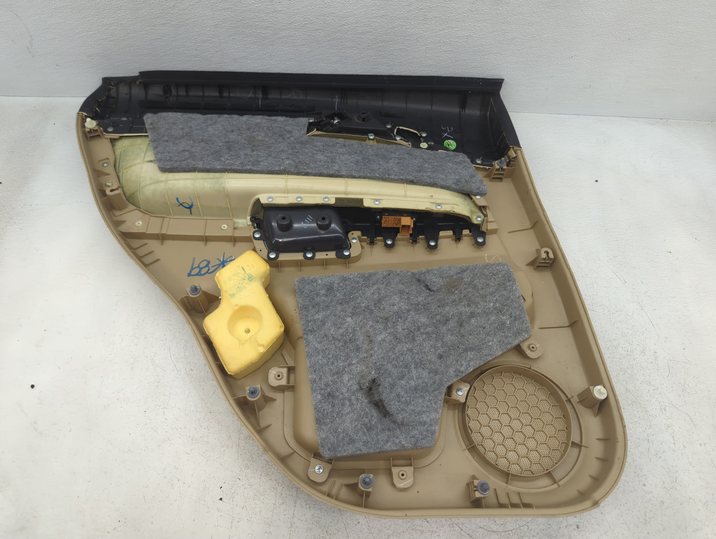 2009 Saturn Vue Rear Right Passenger Interior Door Panel Trim - Oemusedautoparts1.com