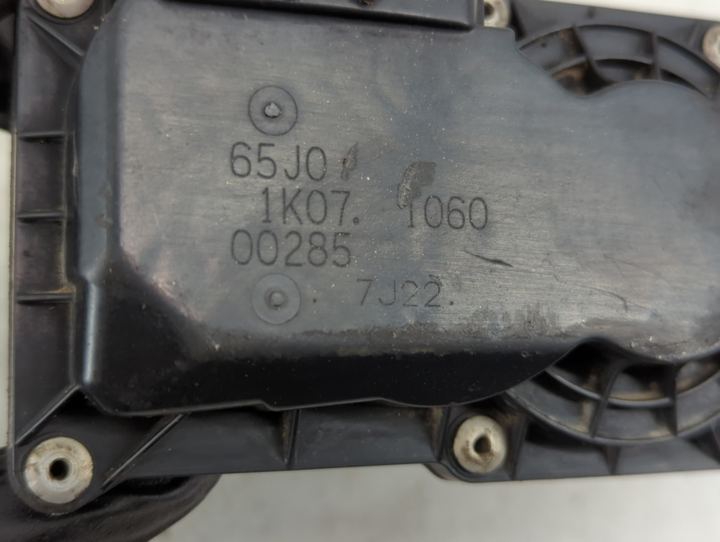 2008-2010 Saturn Vue Throttle Body P/N:00285 1K07 1060, 65J0 Fits Fits 2007 2008 2009 2010 2011 2012 OEM Used Auto Parts - O