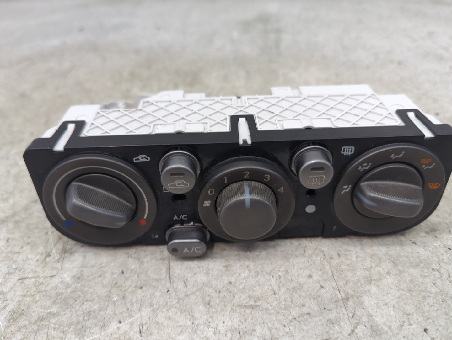 2005-2009 Subaru Legacy Climate Control Module Temperature AC/Heater Replacement P/N:211A604A 3570-2683 Fits OEM Used Auto P