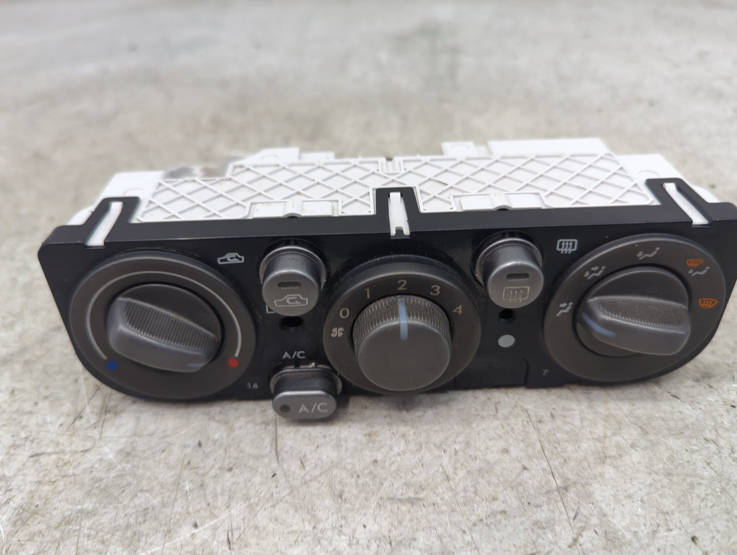 2005-2009 Subaru Legacy Climate Control Module Temperature AC/Heater Replacement P/N:211A604A 3570-2683 Fits OEM Used Auto P