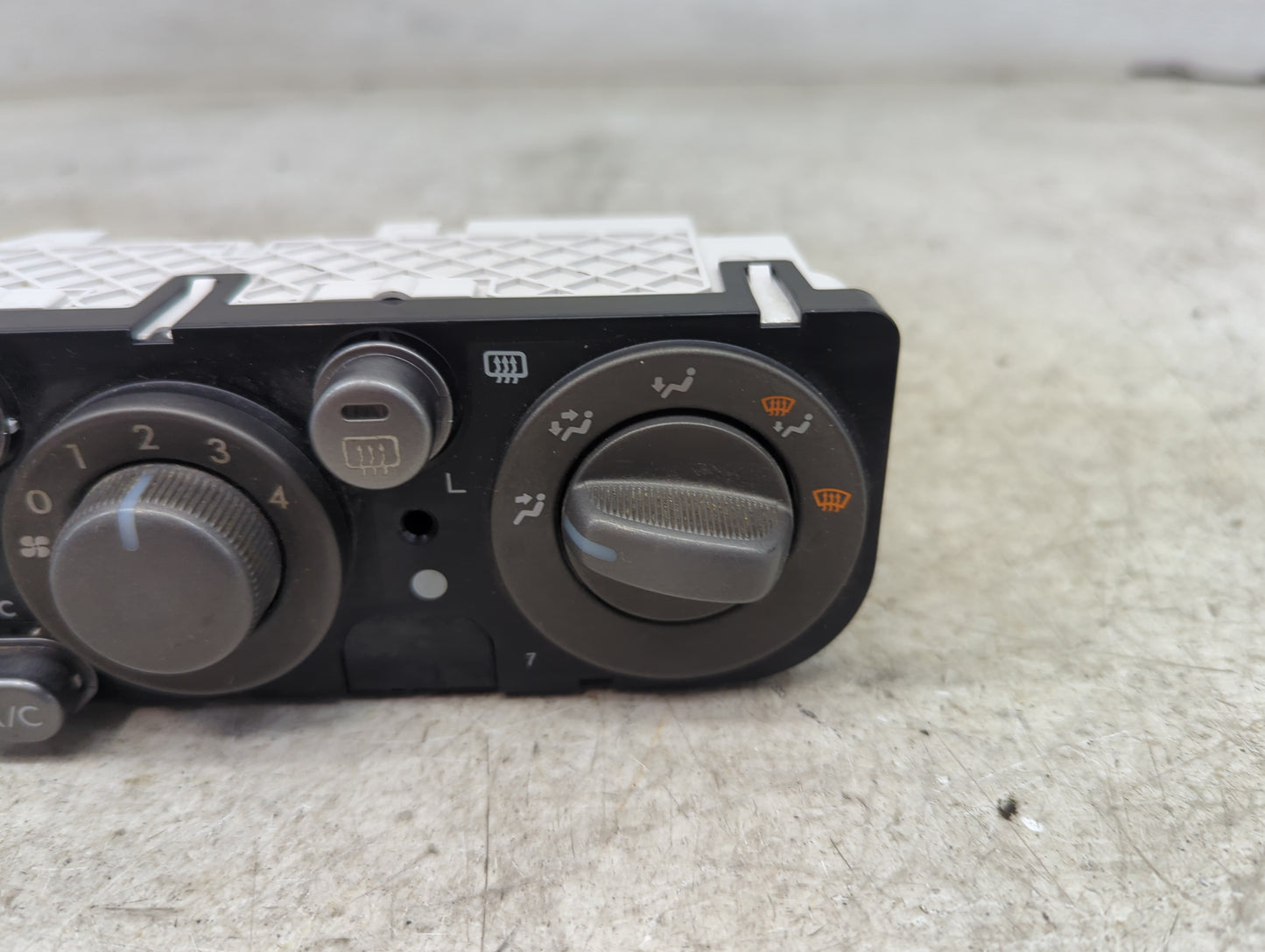 2005-2009 Subaru Legacy Climate Control Module Temperature AC/Heater Replacement P/N:211A604A 3570-2683 Fits OEM Used Auto P