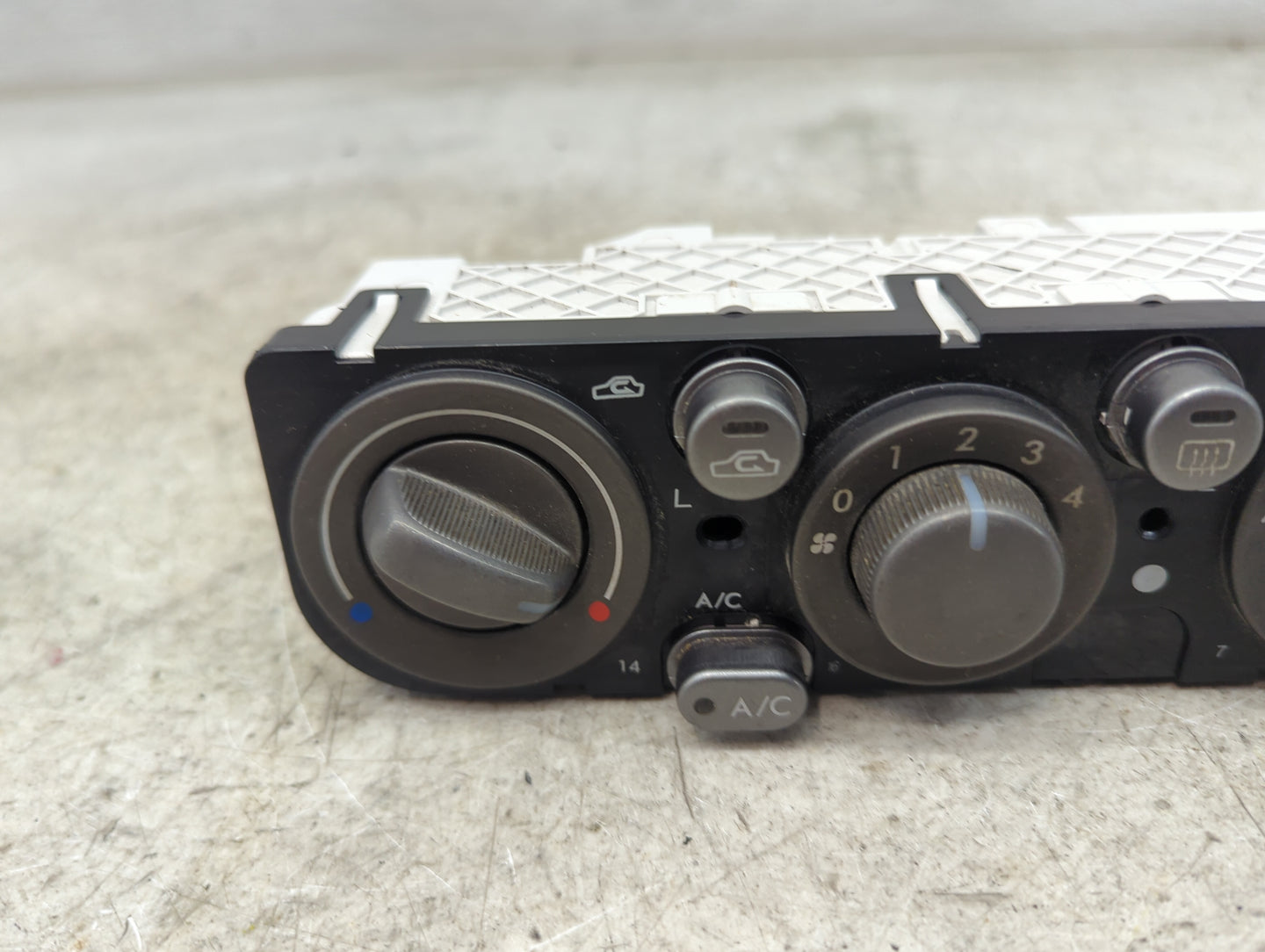 2005-2009 Subaru Legacy Climate Control Module Temperature AC/Heater Replacement P/N:211A604A 3570-2683 Fits OEM Used Auto P