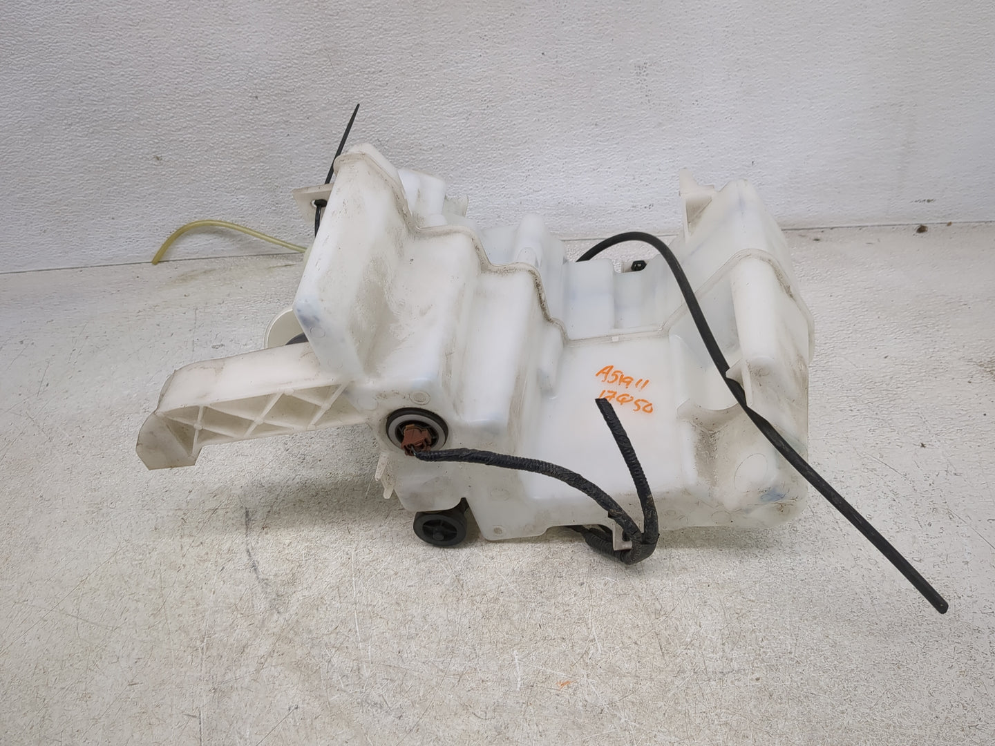 2004-2009 Toyota Prius Windshield Washer Fluid Reservoir Bottle Oem 1427697 - Oemusedautoparts1.com