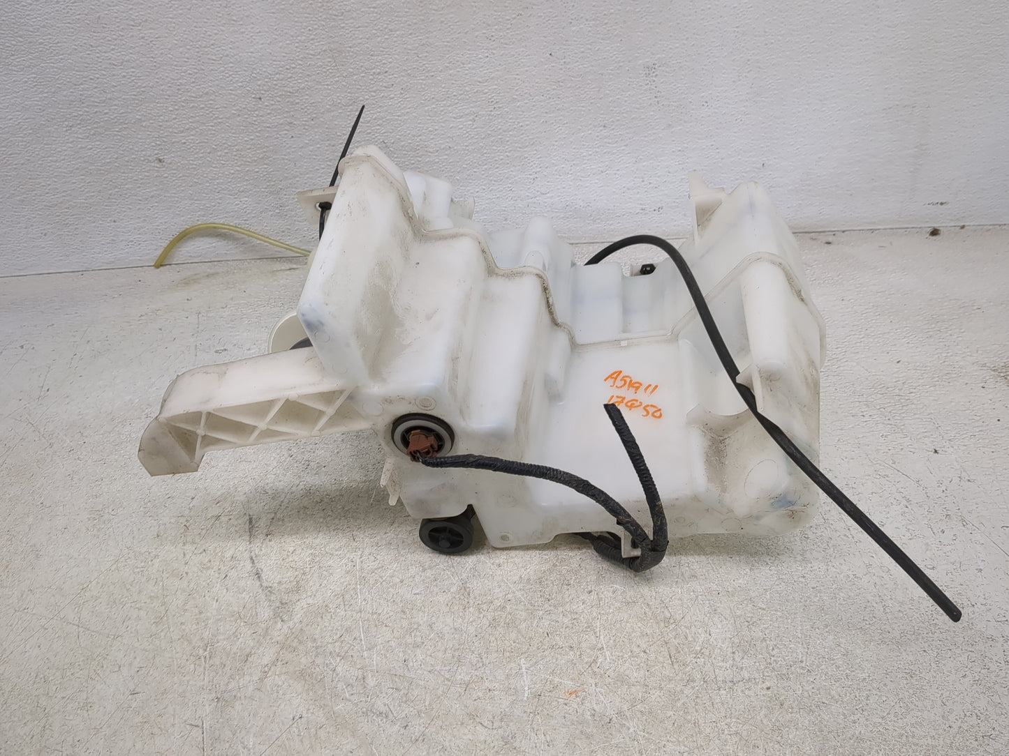 2004-2009 Toyota Prius Windshield Washer Fluid Reservoir Bottle Oem 1427697 - Oemusedautoparts1.com