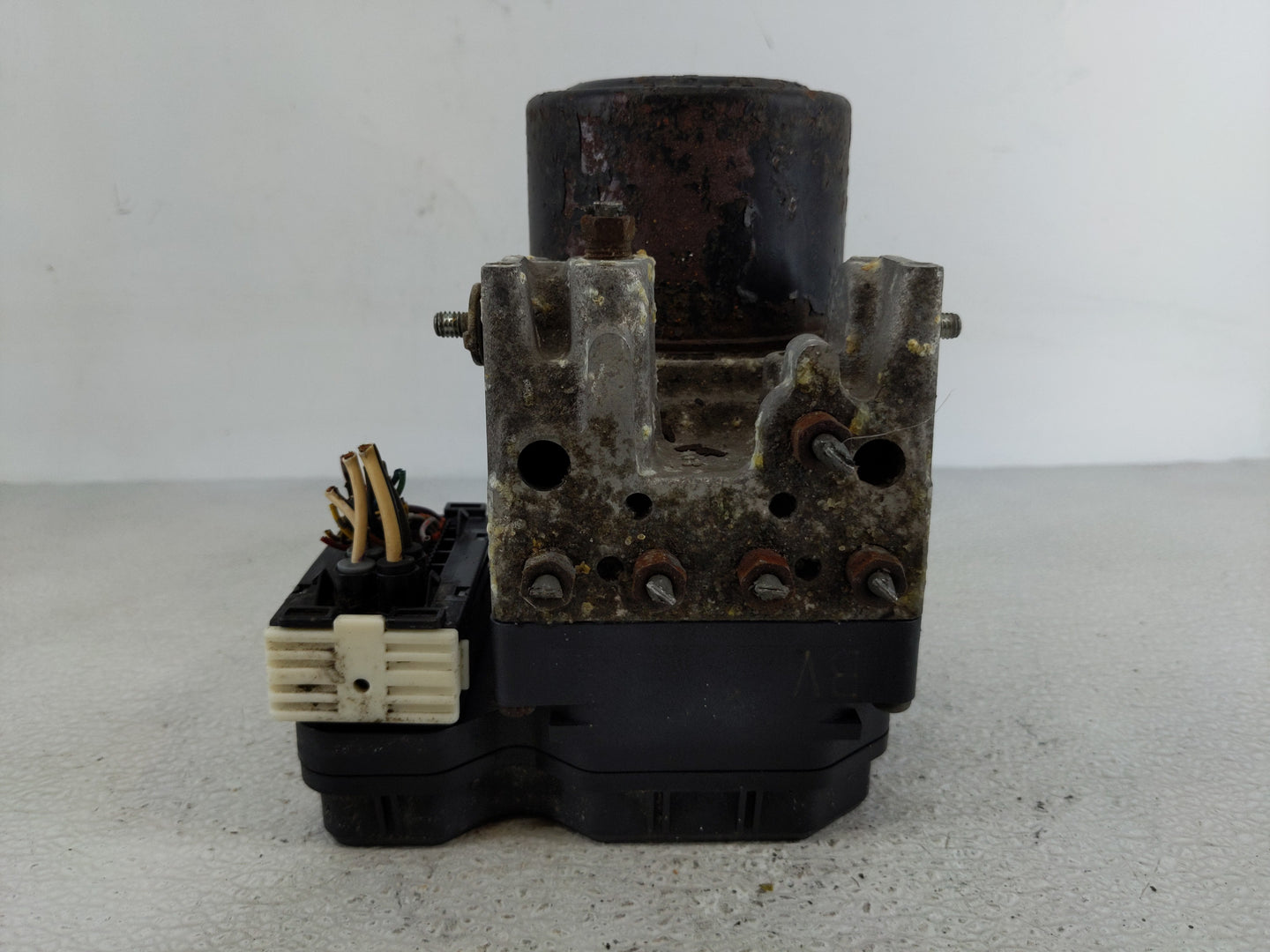 2009-2010 Toyota Sienna ABS Pump Control Module Replacement Fits Fits 2009 2010 OEM Used Auto Parts - Oemusedautoparts1.com