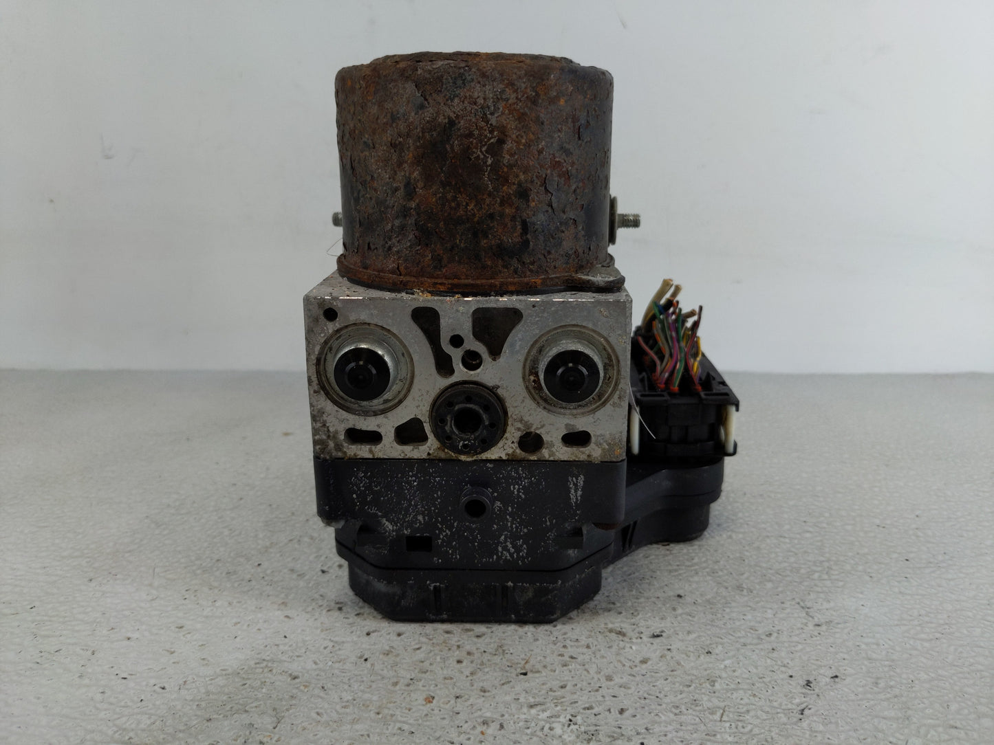 2009-2010 Toyota Sienna ABS Pump Control Module Replacement Fits Fits 2009 2010 OEM Used Auto Parts - Oemusedautoparts1.com