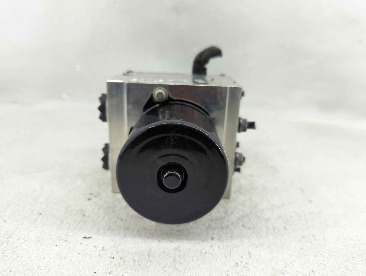 2009-2010 Volkswagen Cc ABS Pump Control Module Replacement P/N:69100067 Fits Fits 2009 2010 OEM Used Auto Parts - Oemusedau