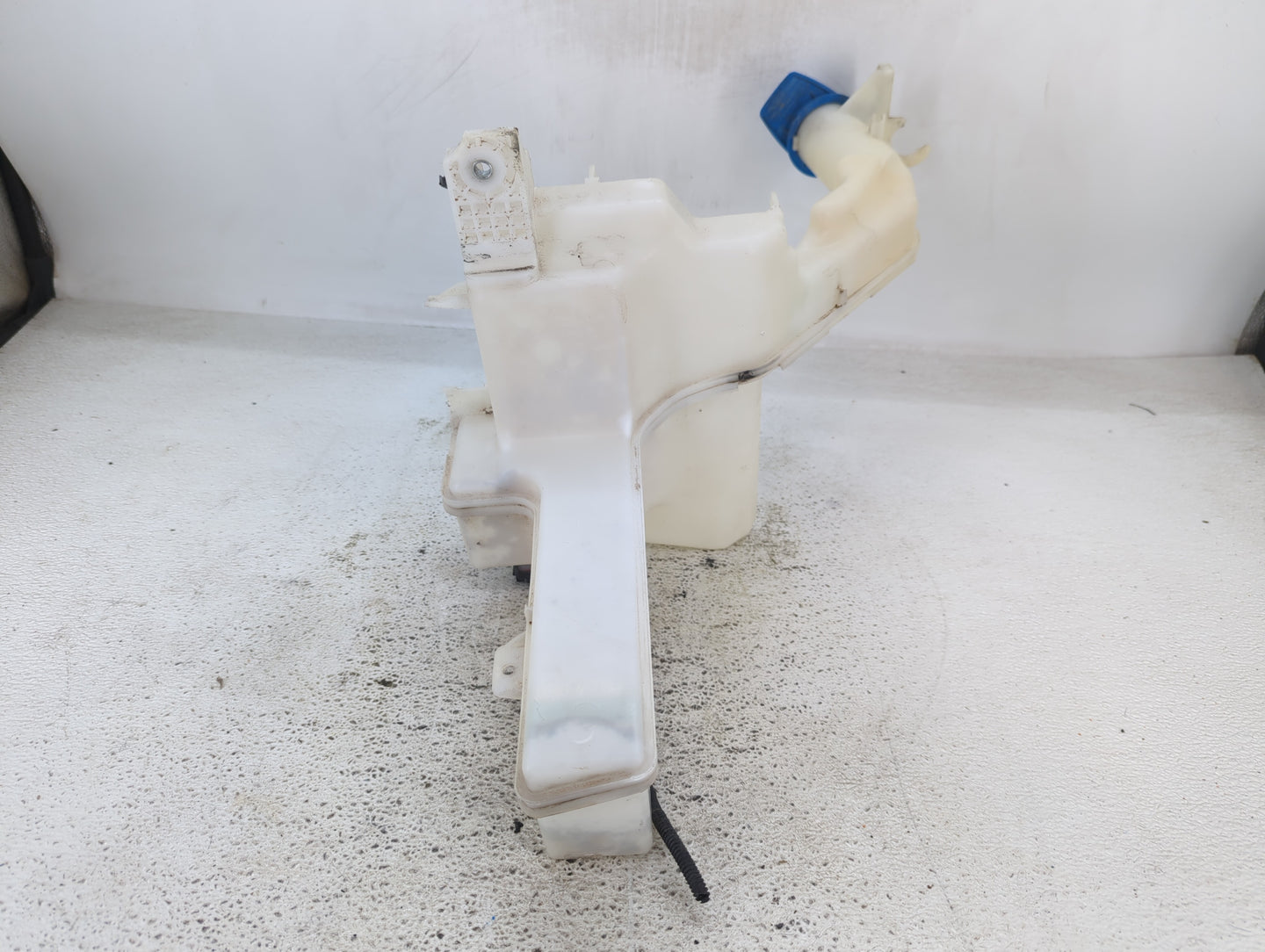 2009-2012 Volkswagen Cc Windshield Washer Fluid Reservoir Bottle Oem - Oemusedautoparts1.com