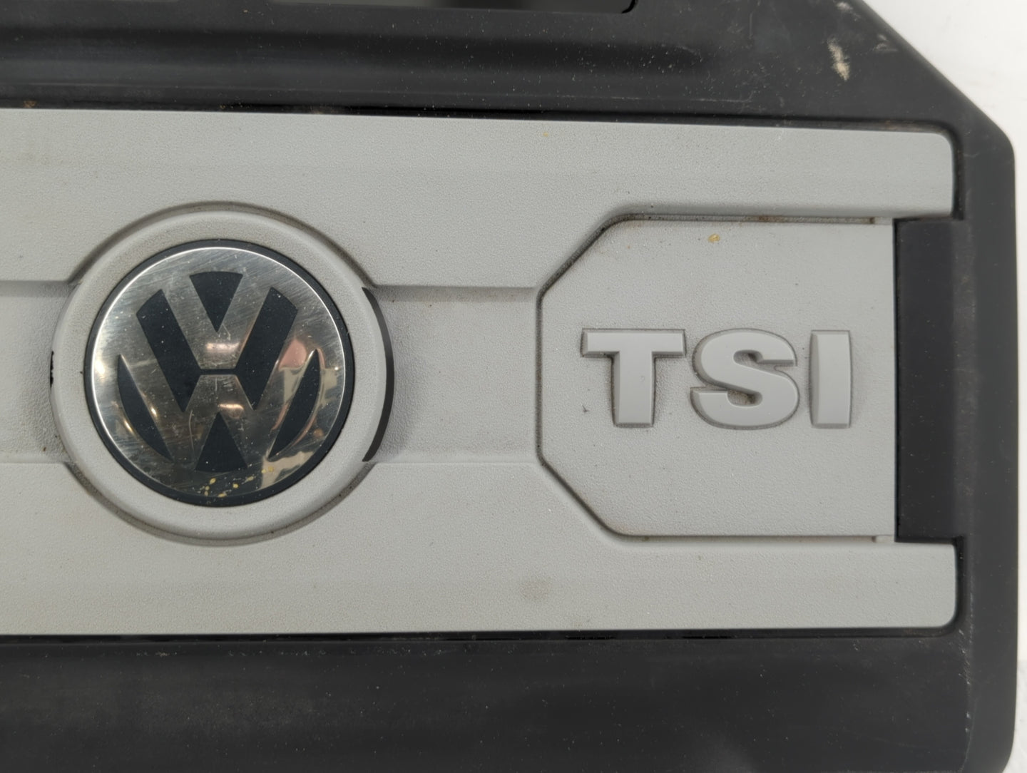2009 Volkswagen Eos Engine Cover - Oemusedautoparts1.com