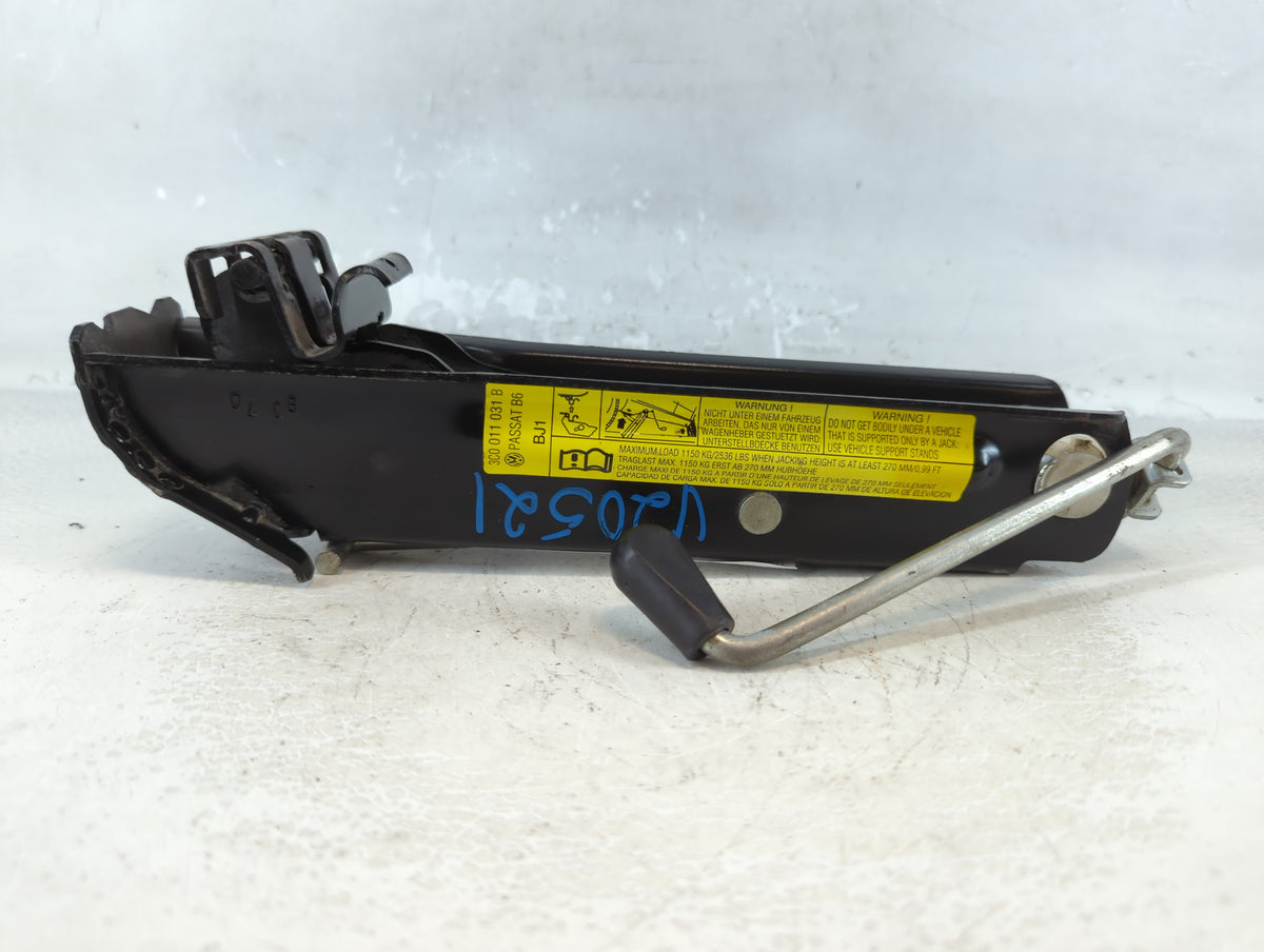 2009 Volkswagen Passat Spare Scissor Car Jack - Oemusedautoparts1.com