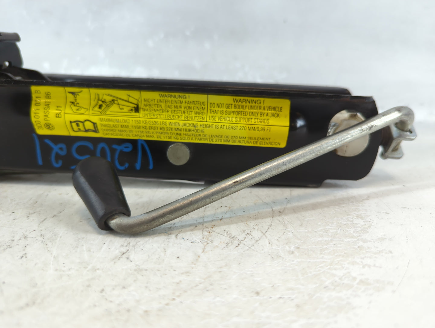 2009 Volkswagen Passat Spare Scissor Car Jack - Oemusedautoparts1.com