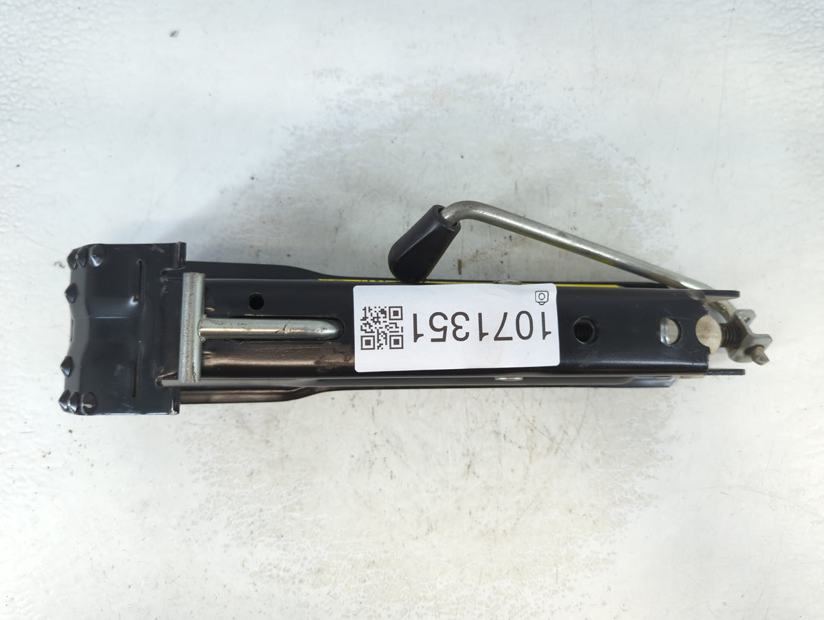 2009 Volkswagen Passat Spare Scissor Car Jack - Oemusedautoparts1.com