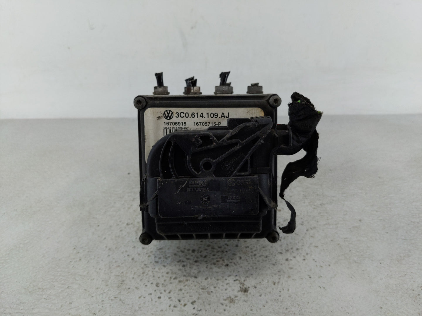 2009-2010 Volkswagen Passat ABS Pump Control Module Replacement P/N:3C0 614 109 AJ 16705915 Fits Fits 2009 2010 OEM Used Aut