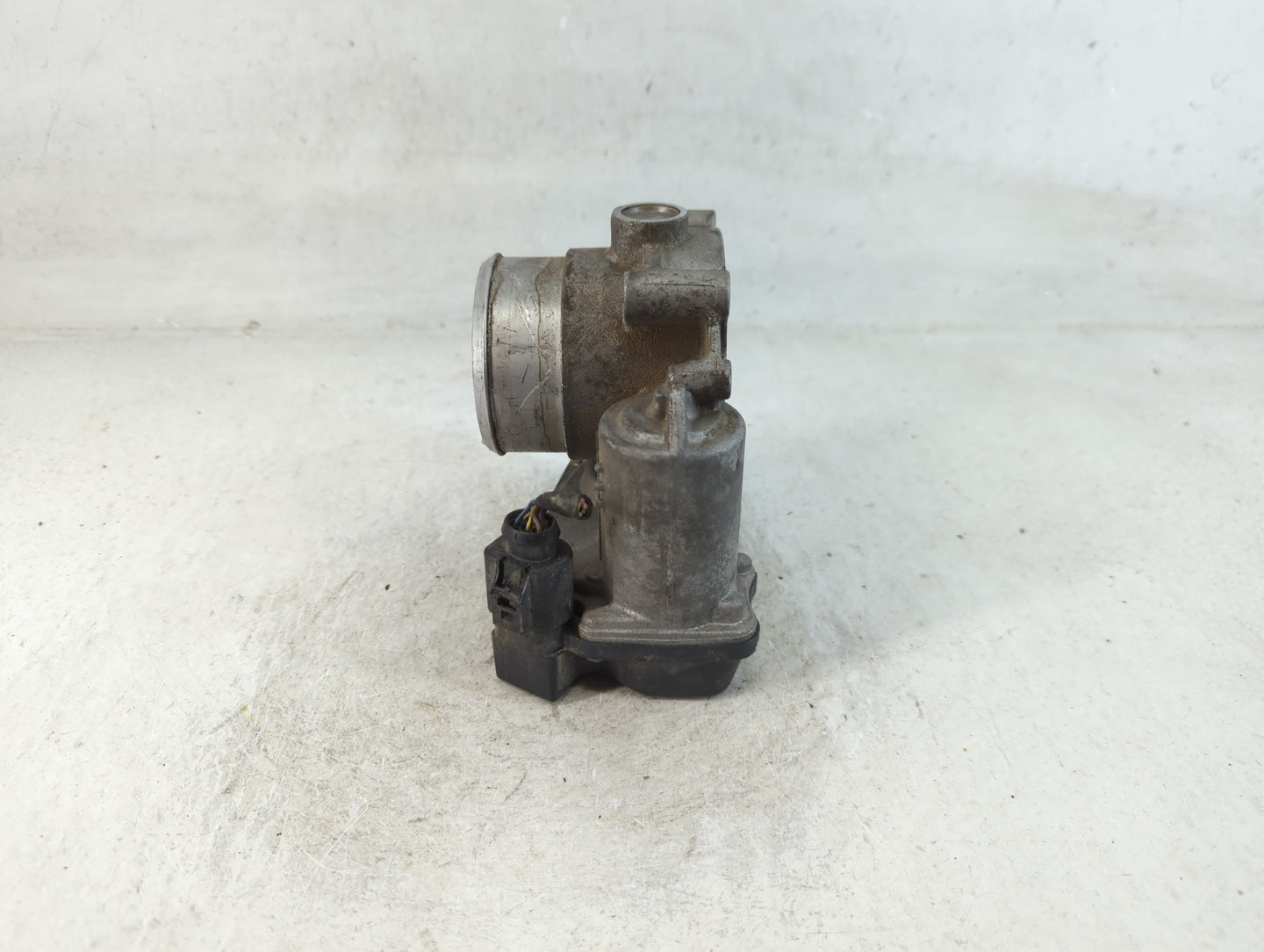 2006-2010 Volkswagen Passat Throttle Body P/N:06F 133 062 G Fits OEM Used Auto Parts - Oemusedautoparts1.com