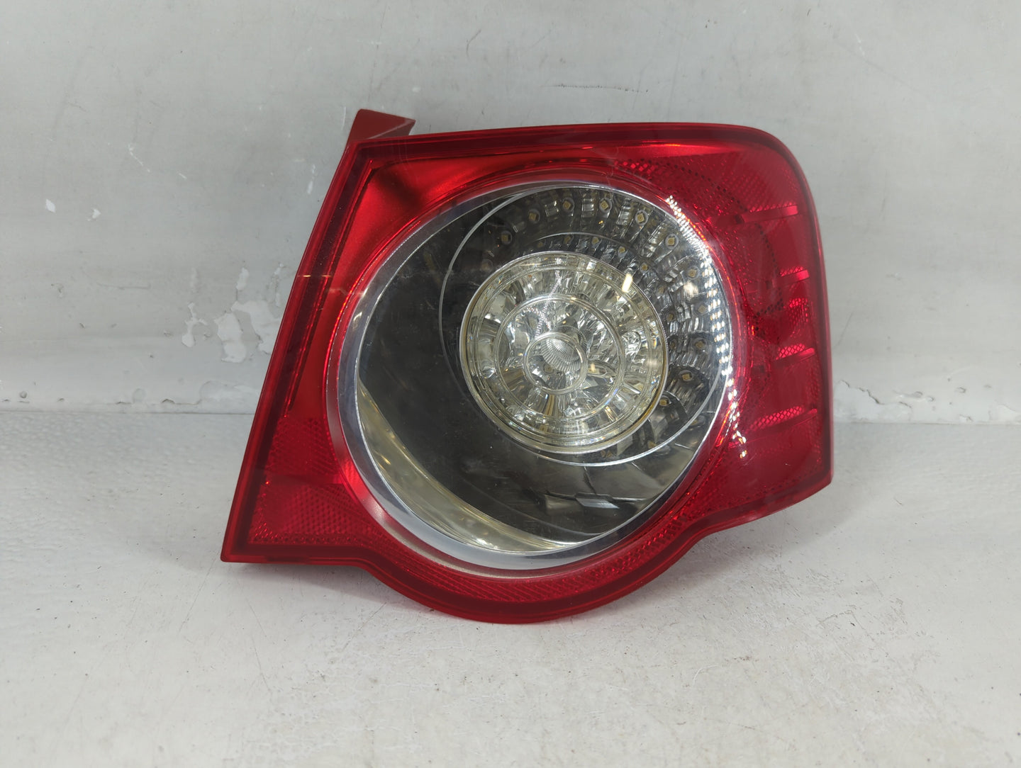 2008-2010 Volkswagen Passat Tail Light Assembly Passenger Right OEM P/N:ZSB 3C5 945 096J Fits Fits 2008 2009 2010 OEM Used A