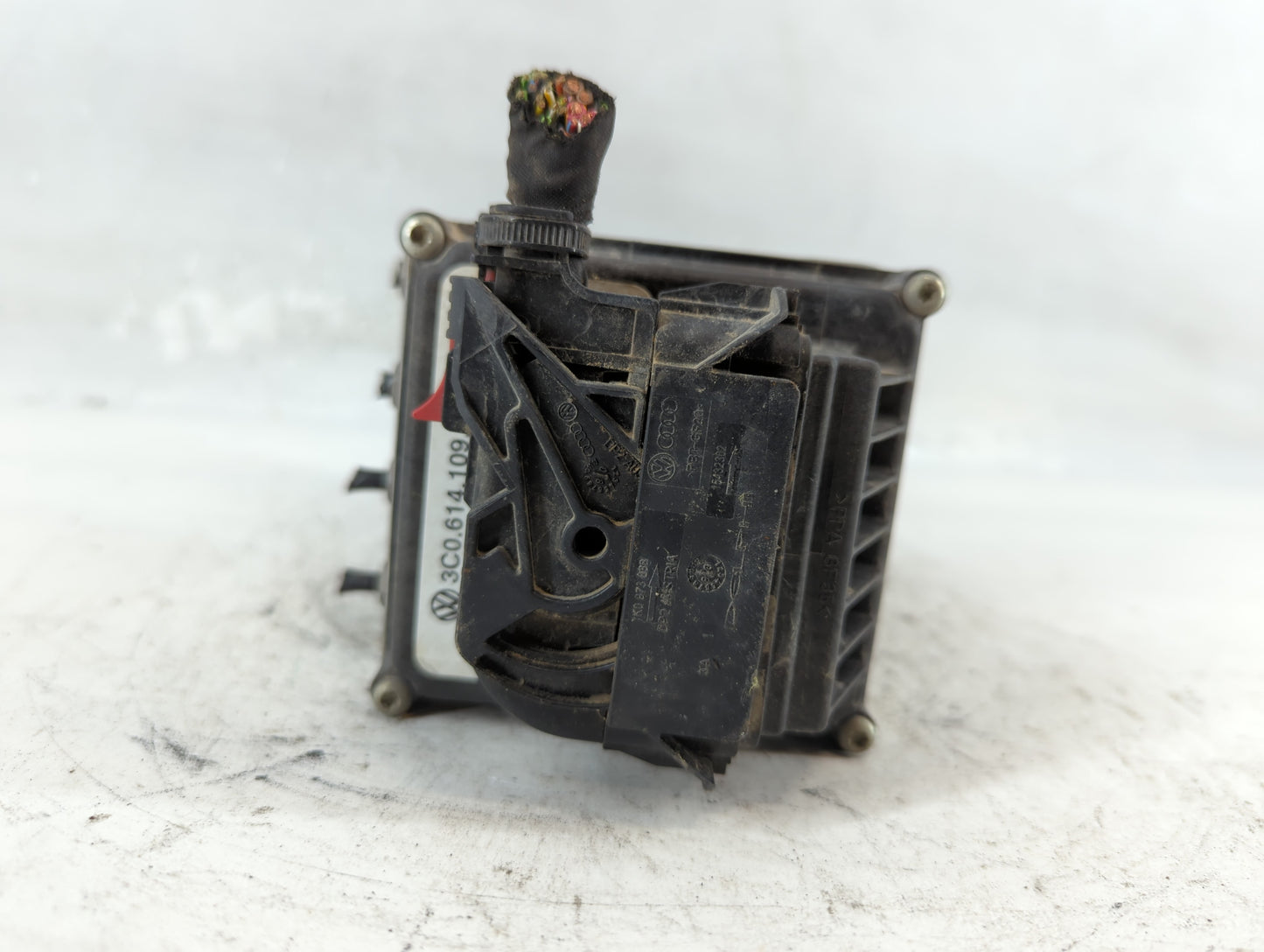 2009-2010 Volkswagen Passat ABS Pump Control Module Replacement P/N:16705905 3C0.614.109.P Fits Fits 2009 2010 OEM Used Auto
