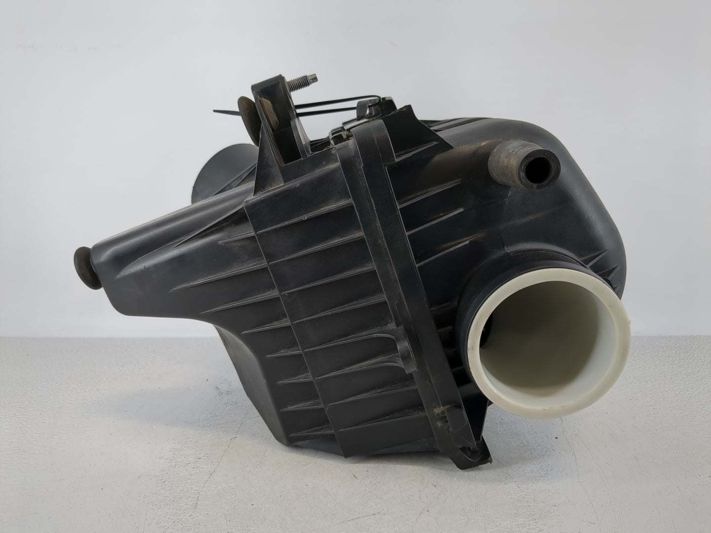 2009-2010 Volkswagen Routan Air Cleaner Intake-duct Hose Tube - Oemusedautoparts1.com