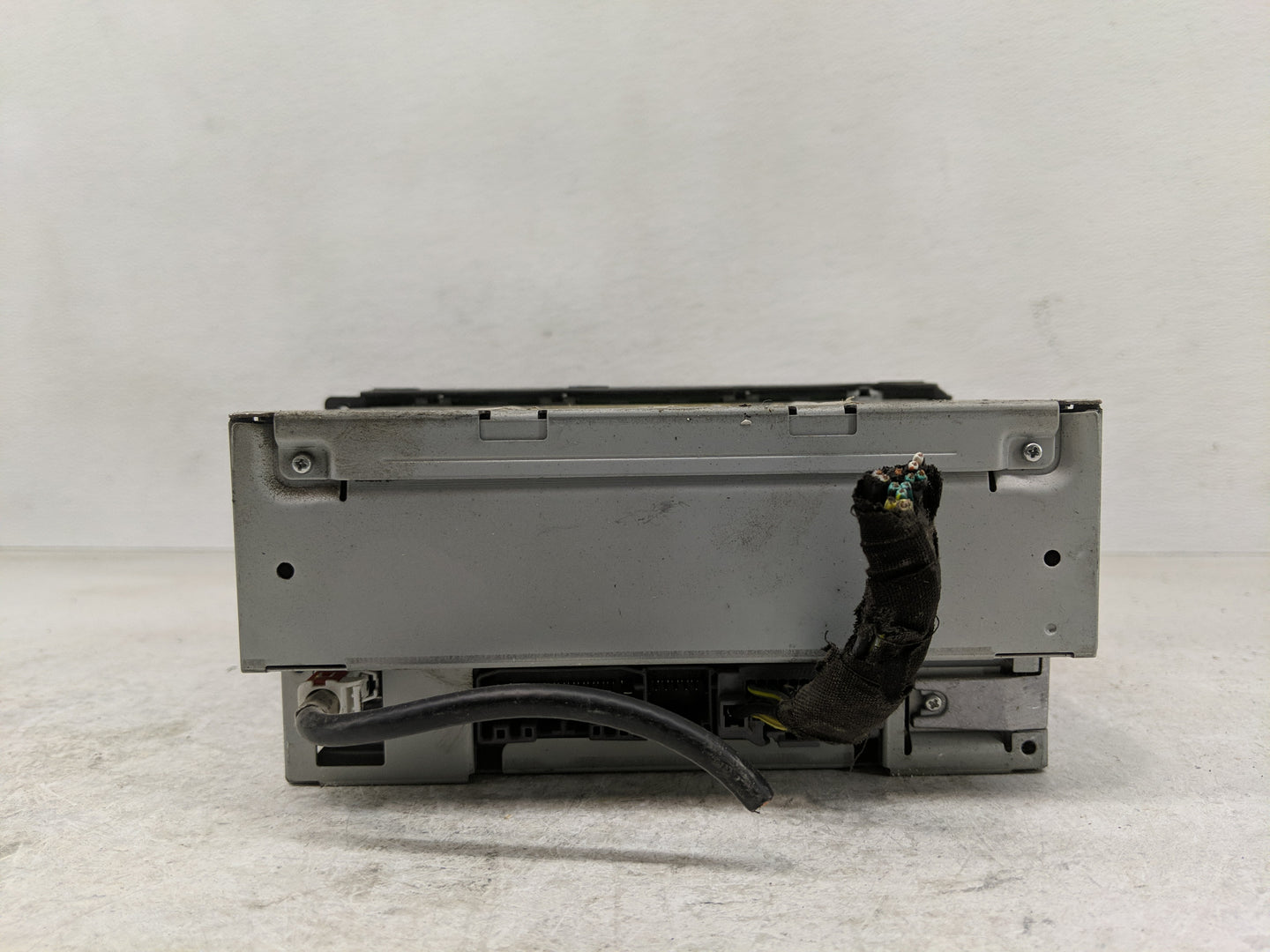 2009-2011 Volkswagen Routan Radio AM FM Cd Player Receiver Replacement P/N:05064931AC Fits Fits 2009 2010 2011 OEM Used Auto