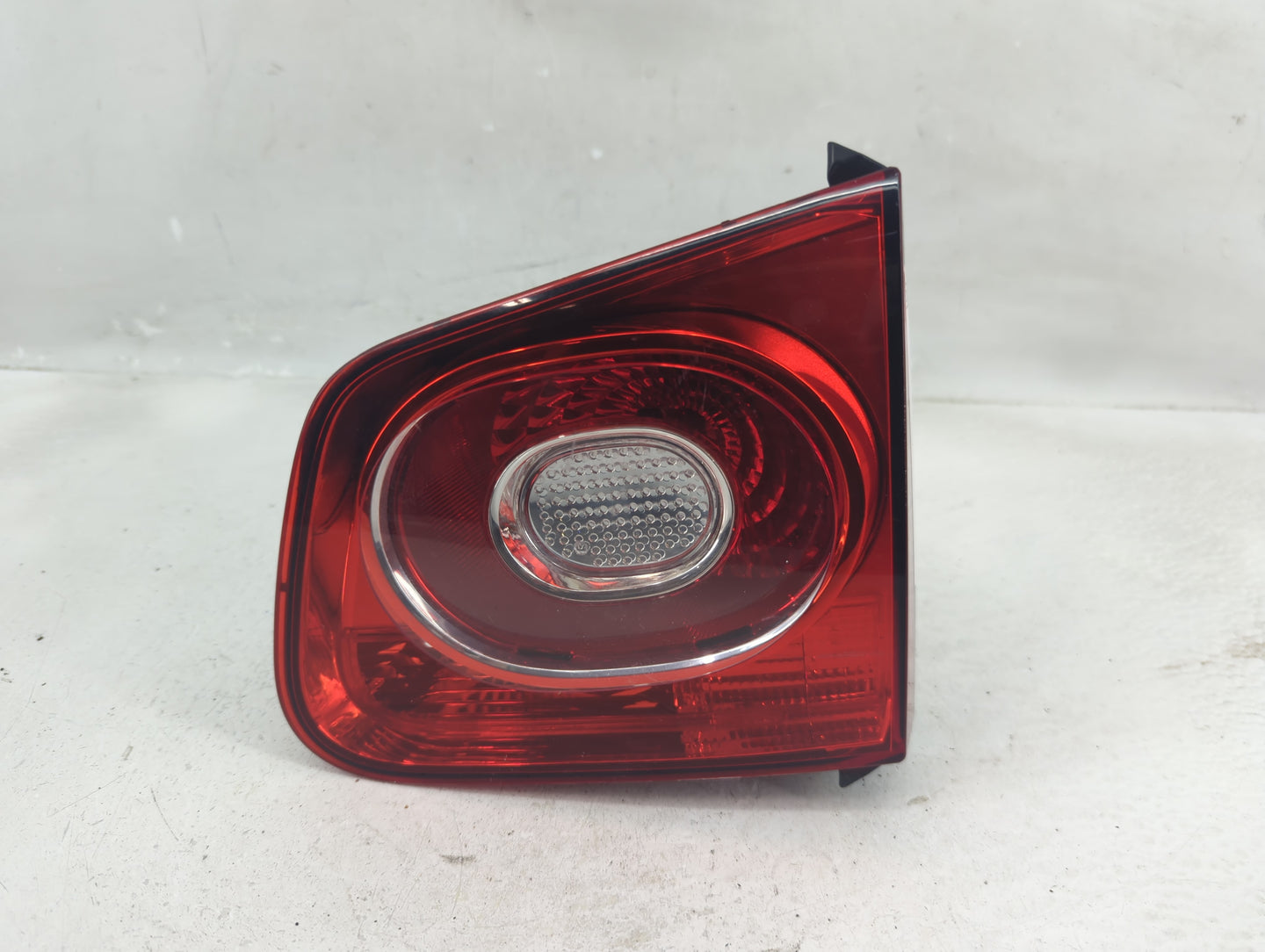 2009-2011 Volkswagen Tiguan Tail Light Assembly Passenger Right OEM P/N:5N0 945 094 B Fits Fits 2009 2010 2011 OEM Used Auto