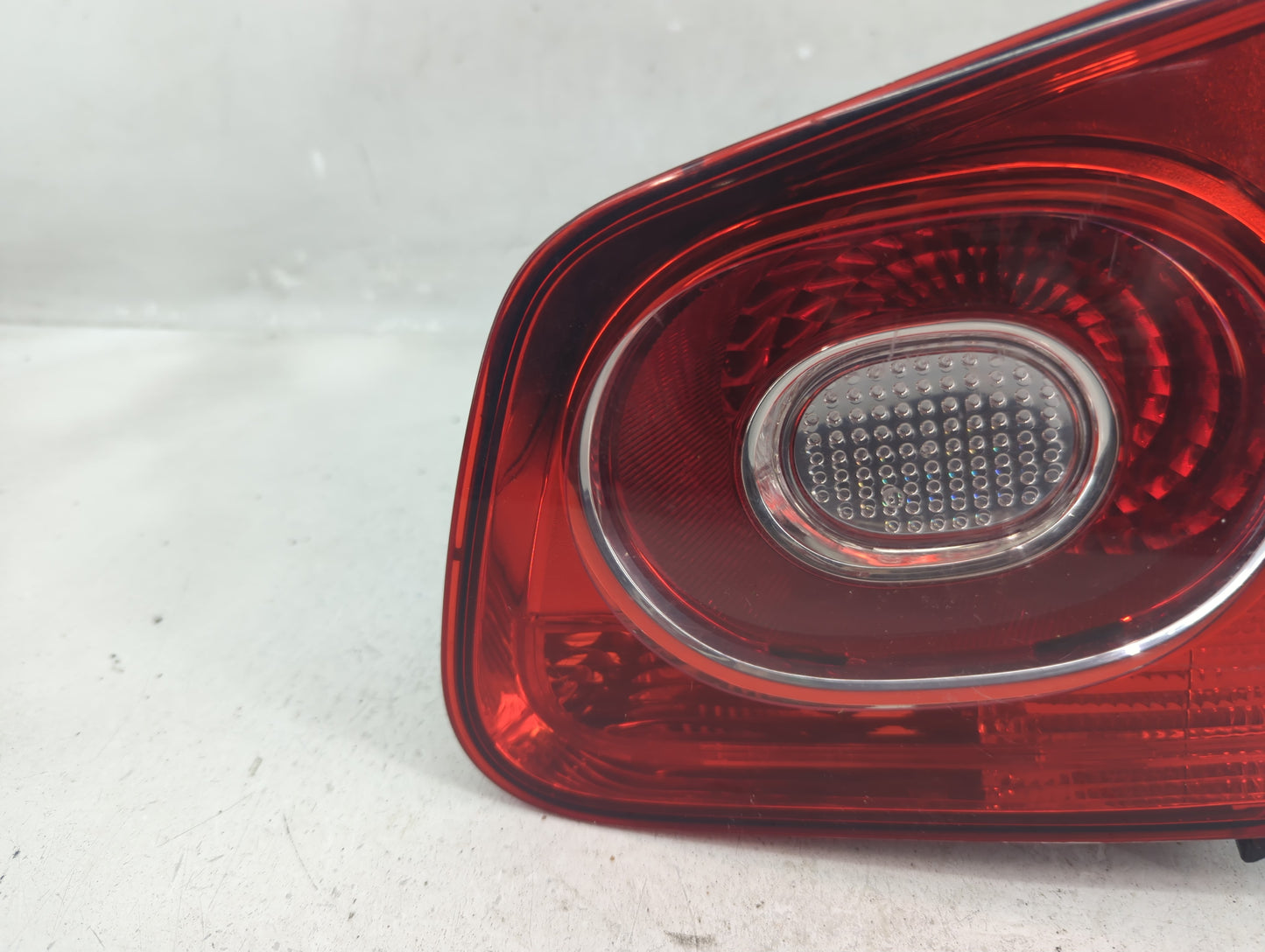 2009-2011 Volkswagen Tiguan Tail Light Assembly Passenger Right OEM P/N:5N0 945 094 B Fits Fits 2009 2010 2011 OEM Used Auto