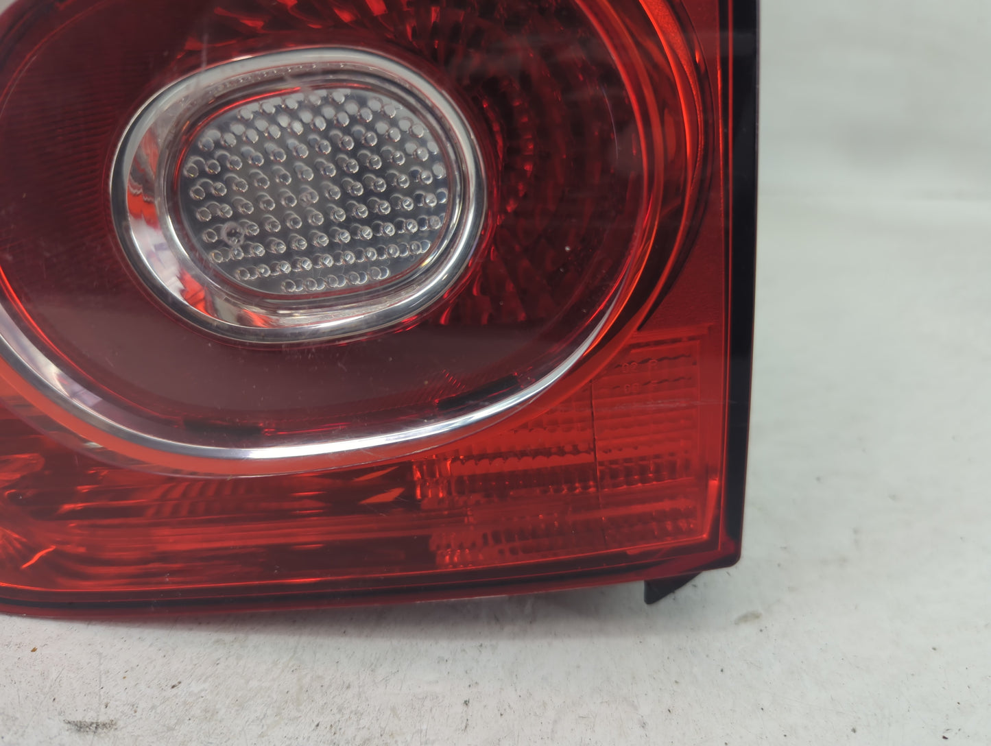 2009-2011 Volkswagen Tiguan Tail Light Assembly Passenger Right OEM P/N:5N0 945 094 B Fits Fits 2009 2010 2011 OEM Used Auto
