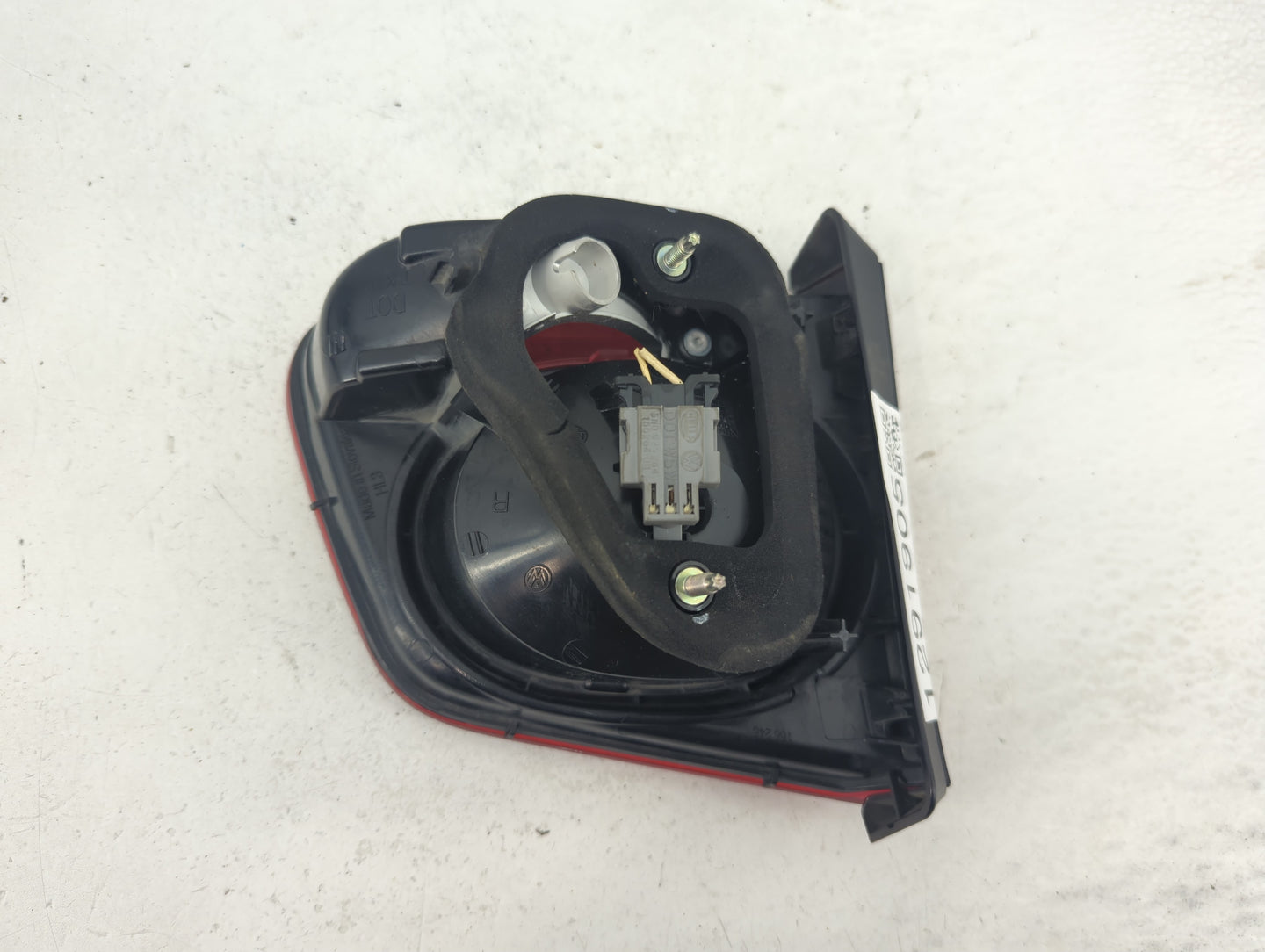 2009-2011 Volkswagen Tiguan Tail Light Assembly Passenger Right OEM P/N:5N0 945 094 B Fits Fits 2009 2010 2011 OEM Used Auto