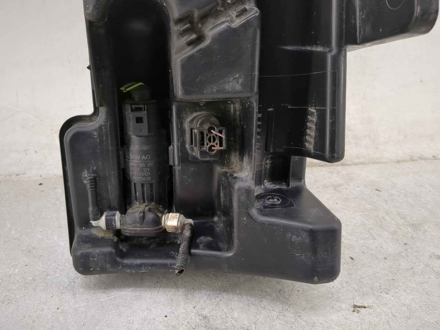 2009-2017 Volkswagen Tiguan Windshield Washer Fluid Reservoir Bottle Oem - Oemusedautoparts1.com