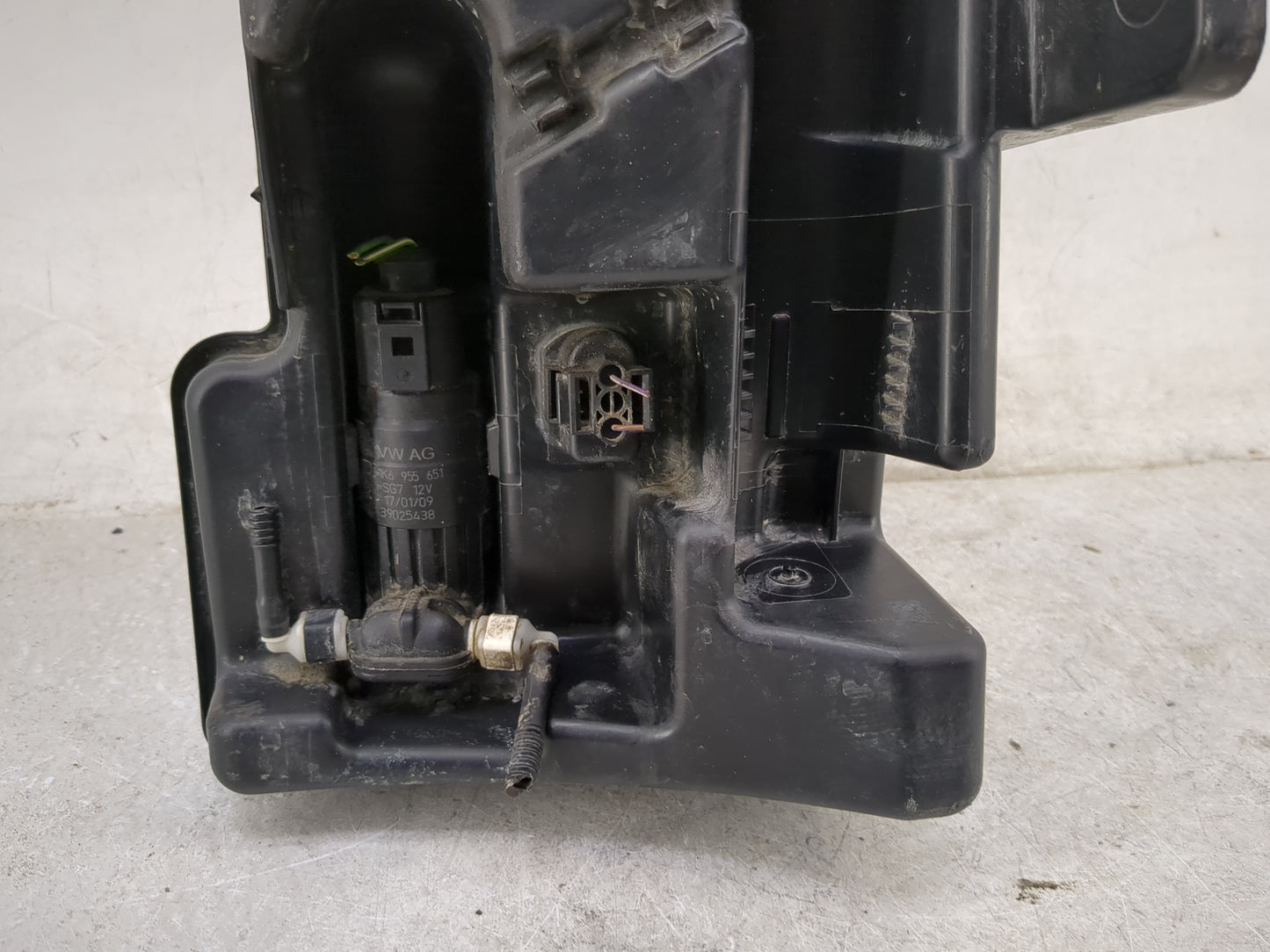 2009-2017 Volkswagen Tiguan Windshield Washer Fluid Reservoir Bottle Oem - Oemusedautoparts1.com