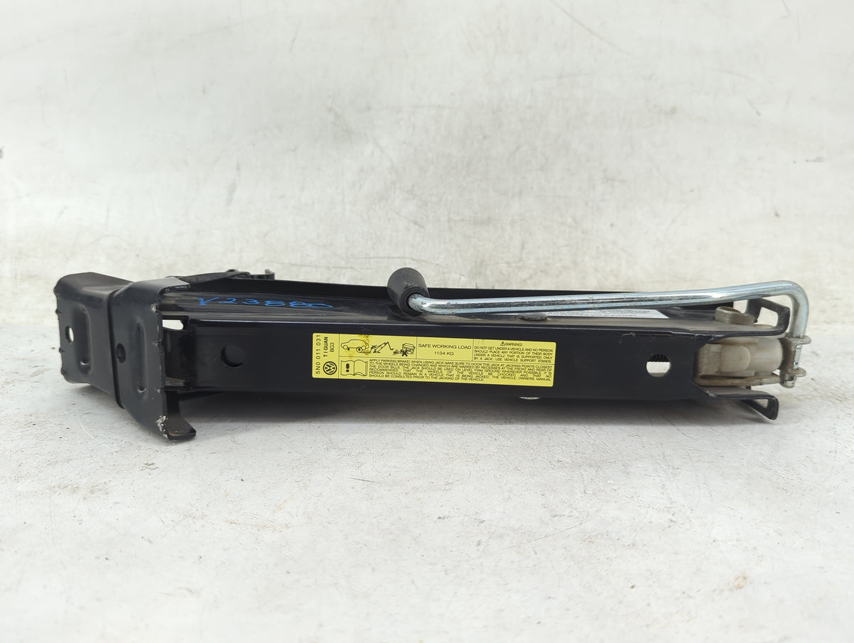 2009 Volkswagen Tiguan Spare Scissor Car Jack - Oemusedautoparts1.com