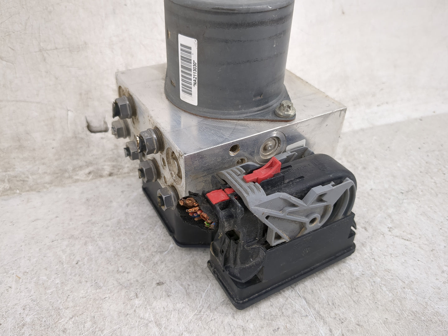 2009 Volkswagen Tiguan ABS Pump Control Module Replacement P/N:5N0 614 517 N Fits OEM Used Auto Parts - Oemusedautoparts1.co