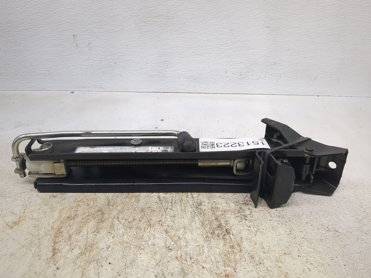 2009 Volkswagen Tiguan Spare Scissor Car Jack 1513223 - Oemusedautoparts1.com