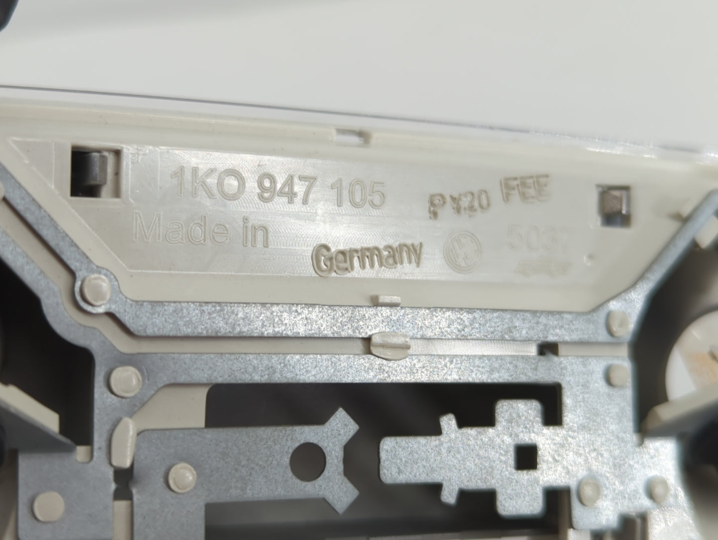 2009 Volkswagen Tiguan Overhead Roof Console - Oemusedautoparts1.com