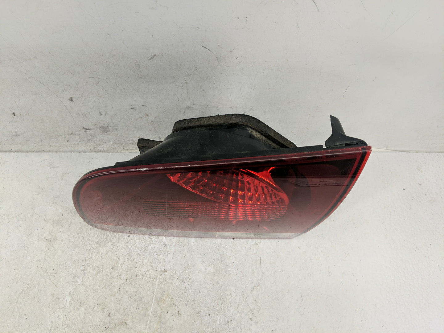 2007-2010 Volkswagen Touareg Tail Light Assembly Passenger Right OEM P/N:28268003 Fits Fits 2007 2008 2009 2010 OEM Used Aut