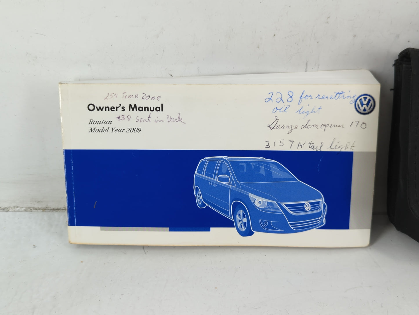 2009 Volkswagon Routan Owners Manual Book Guide P/N:81-126-0909 OEM Used Auto Parts - Oemusedautoparts1.com