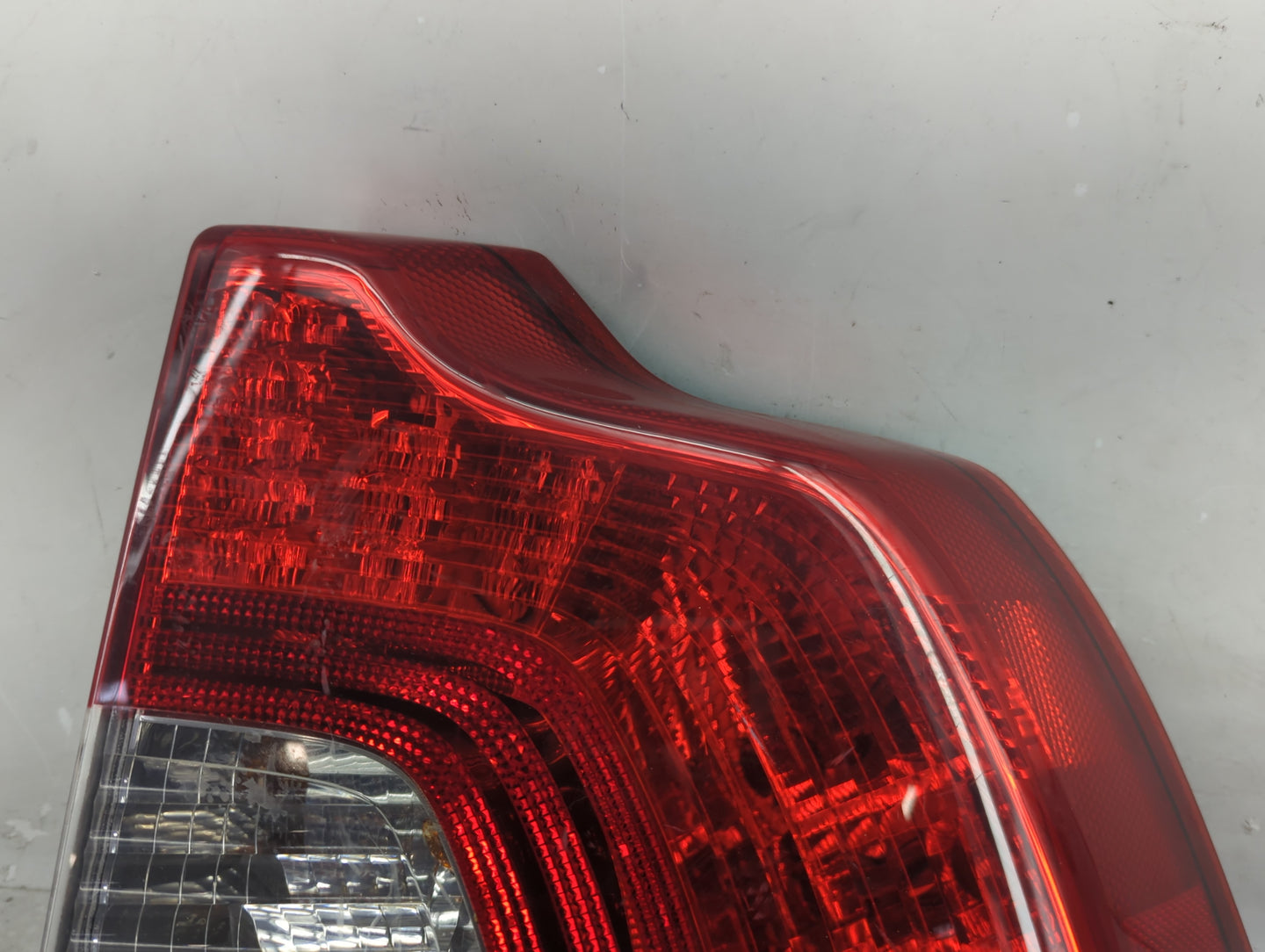 2008-2011 Volvo S40 Tail Light Assembly Passenger Right OEM P/N:31214608 Fits Fits 2008 2009 2010 2011 OEM Used Auto Parts -