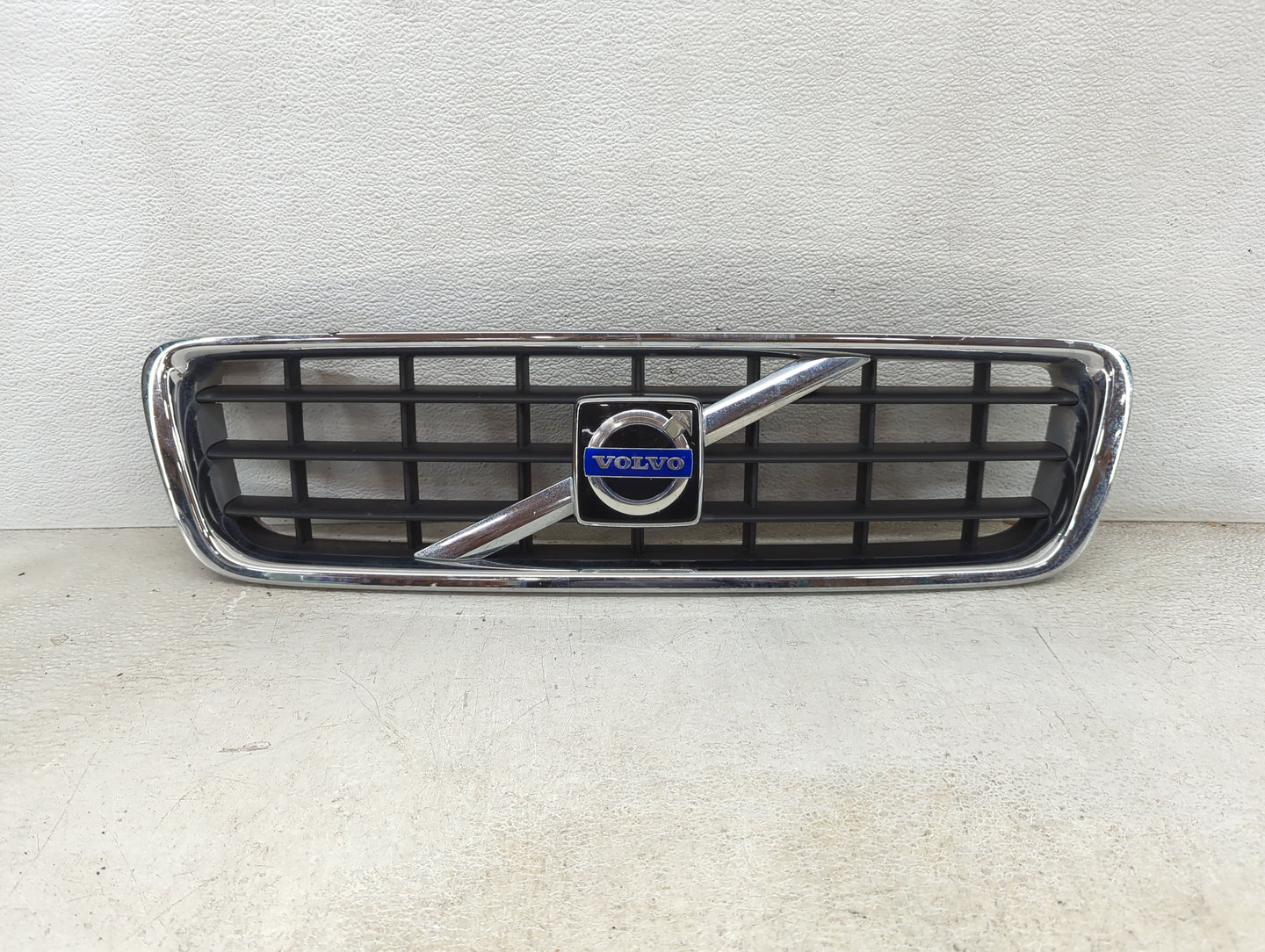 2007-2009 Volvo S60 Front Grille Bumper Not Included - Oemusedautoparts1.com