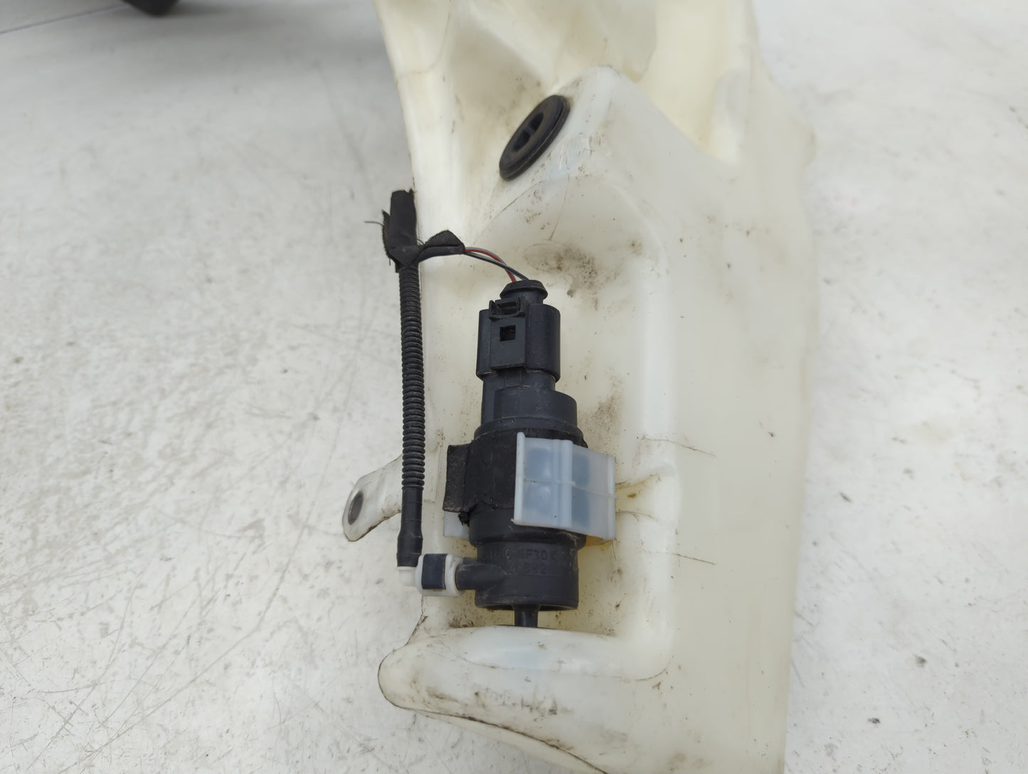 2009-2016 Audi A4 Windshield Washer Fluid Reservoir Bottle Oem - Oemusedautoparts1.com