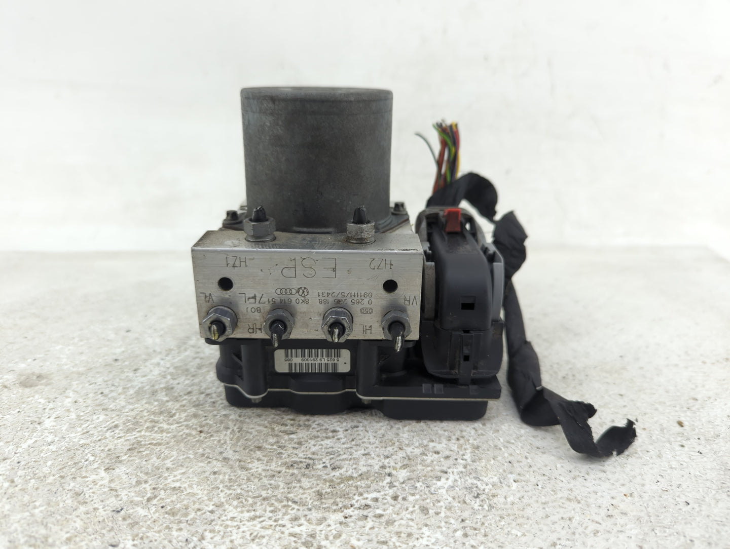2009-2010 Audi A4 ABS Pump Control Module Replacement P/N:0 265 236 188 8K061451 Fits Fits 2009 2010 OEM Used Auto Parts - O