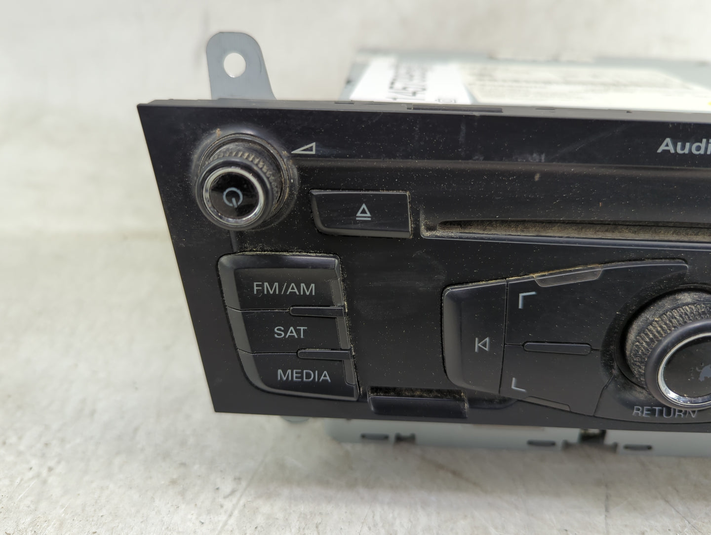 2010-2012 Audi A4 Radio AM FM Cd Player Receiver Replacement P/N:8T1035186R CQ-JA1962G Fits OEM Used Auto Parts - Oemusedaut