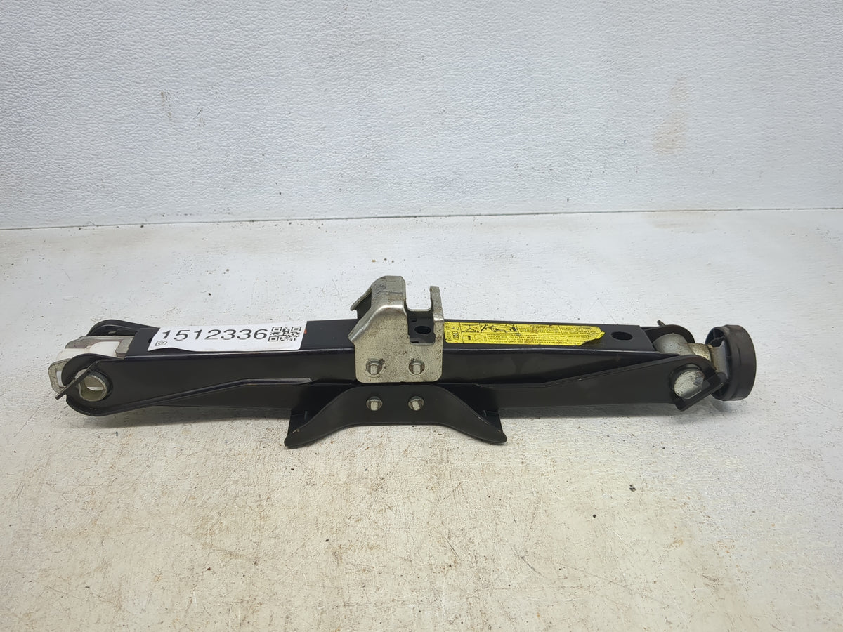 2010 Audi A4 Spare Scissor Car Jack 1512336 - Oemusedautoparts1.com