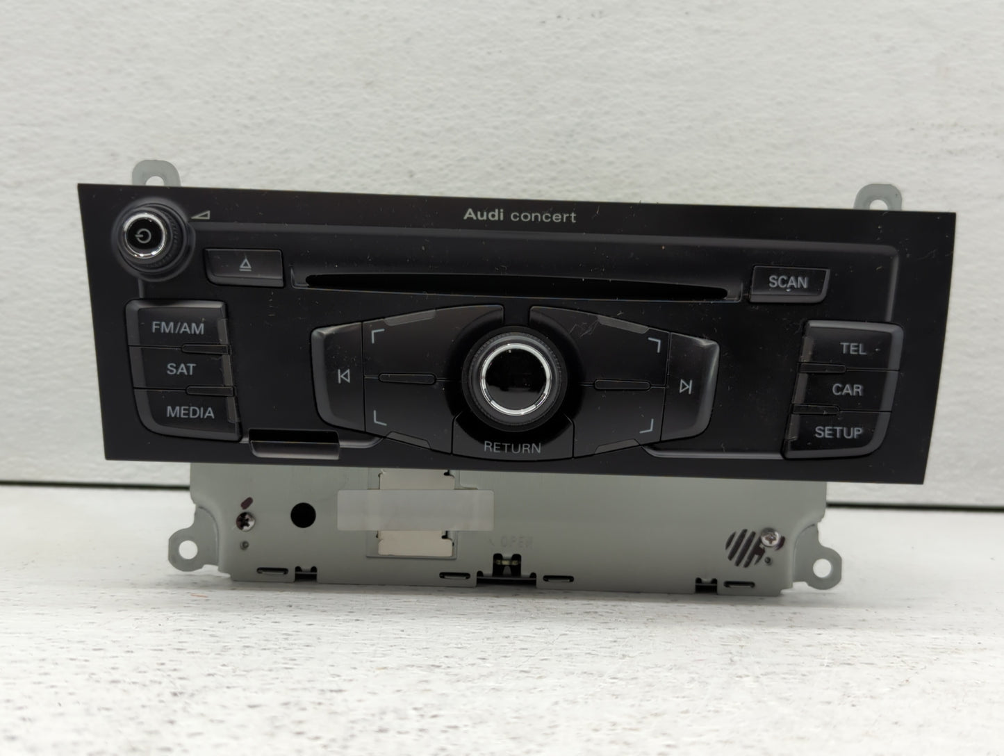 2010 Audi A4 Radio AM FM Cd Player Receiver Replacement P/N:8T1 035 186 R Fits OEM Used Auto Parts - Oemusedautoparts1.com