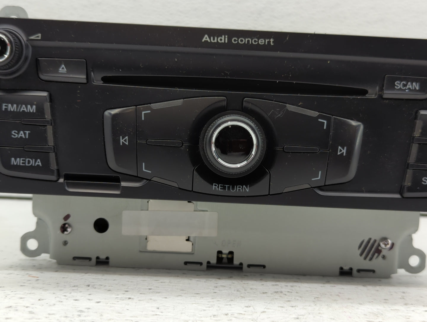 2010 Audi A4 Radio AM FM Cd Player Receiver Replacement P/N:8T1 035 186 R Fits OEM Used Auto Parts - Oemusedautoparts1.com