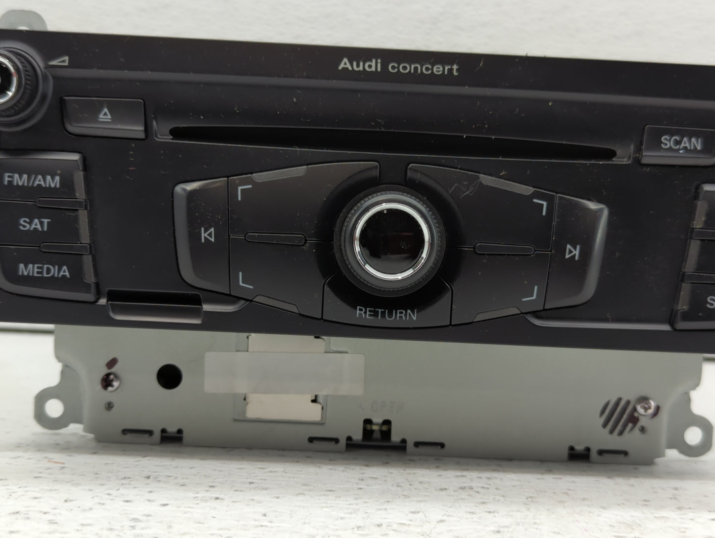 2010 Audi A4 Radio AM FM Cd Player Receiver Replacement P/N:8T1 035 186 R Fits OEM Used Auto Parts - Oemusedautoparts1.com