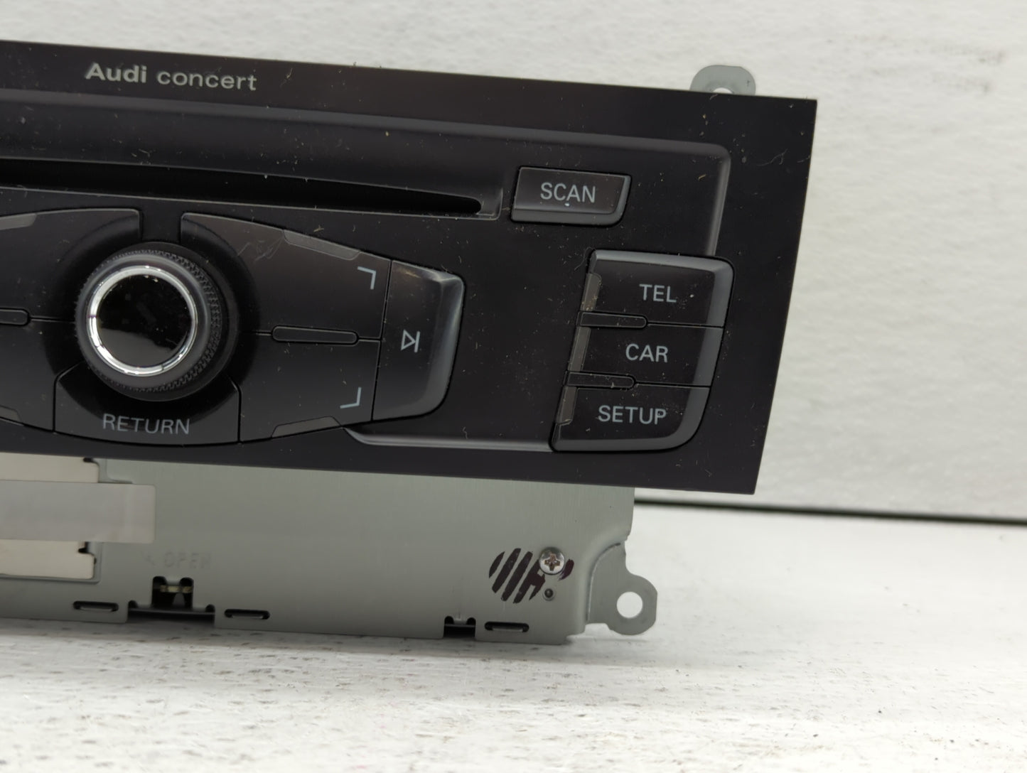 2010 Audi A4 Radio AM FM Cd Player Receiver Replacement P/N:8T1 035 186 R Fits OEM Used Auto Parts - Oemusedautoparts1.com