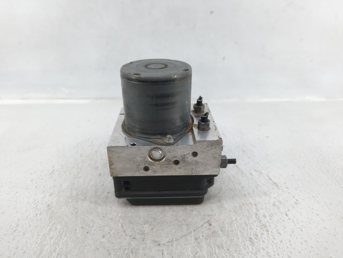 2009-2010 Audi A4 ABS Pump Control Module Replacement P/N:8K0 614 517FL 0 265 236 188 Fits Fits 2009 2010 OEM Used Auto Part