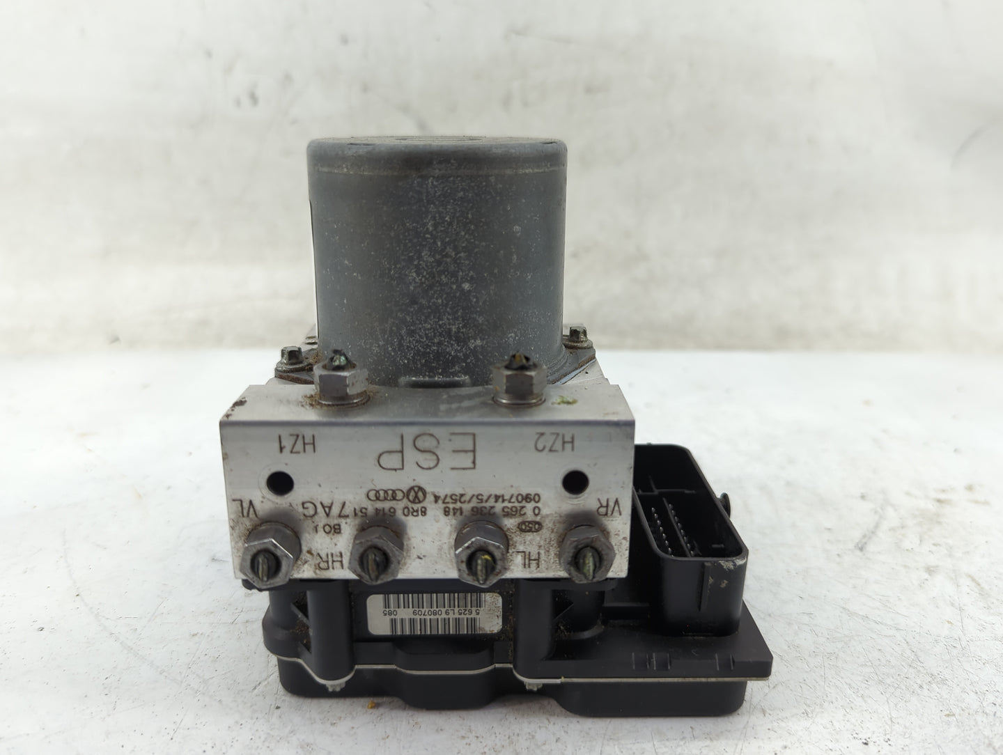 2009-2012 Audi Q5 ABS Pump Control Module Replacement P/N:8R0 907 379 M Fits Fits 2009 2010 2011 2012 OEM Used Auto Parts - 